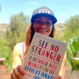 Kerri Kelly with See No Stranger book